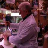Quando entriamo scorgiamo il canuto titolare, munito di un camice bianco e intento a preparare un barattolo di ricotta forte